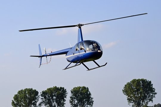 Helicóptero Robinson R44 em voo (imagem ilustrativa)